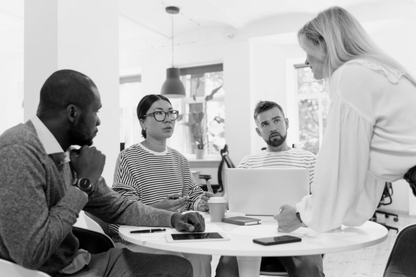 Studentische Teamarbeit bei Kundendatenanalyse